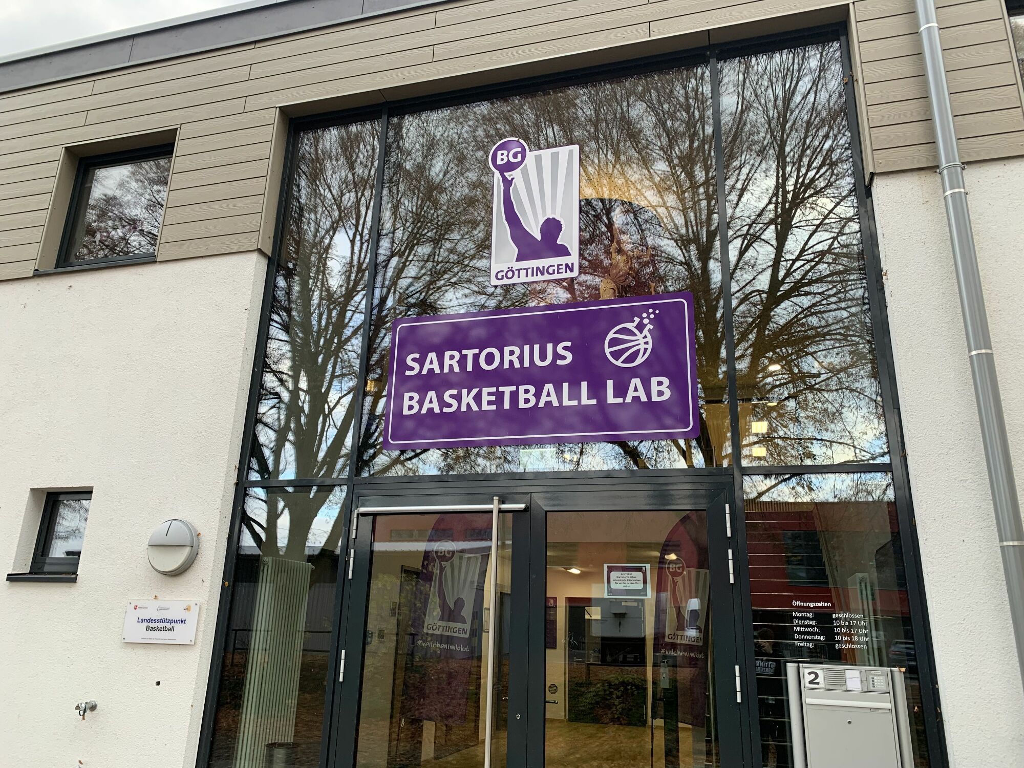 Vorschau: Eingang des Sartorius Basketball Labs